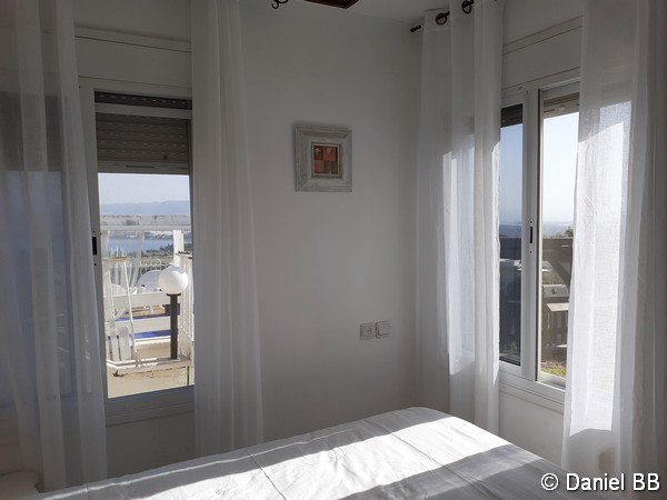 ירדן חדר שינה חלונות פתוחים לנוף